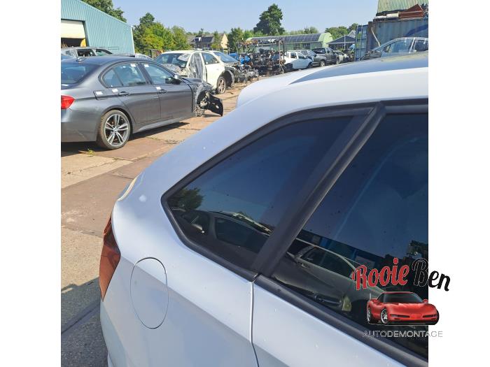Usados Ventanilla triangular derecha detrás Skoda Rapid 1.2 TSI 16V Precio € 50,00 Norma de margen ofrecido por Rooie Ben autodemontage