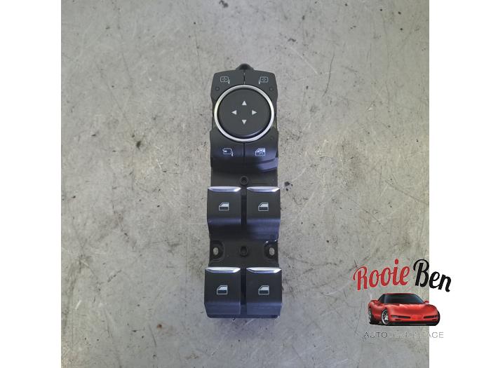 Usados Interruptor combinado de ventanillas Ford Focus 4 Wagon 1.0 Ti-VCT EcoBoost 12V 125 Precio € 100,00 Norma de margen ofrecido por Rooie Ben autodemontage