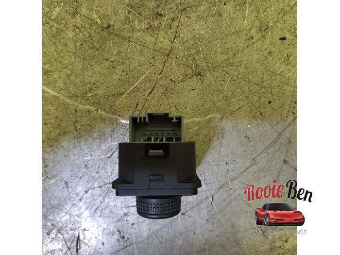 Używane Przelacznik lusterka Seat Leon (KLB) 1.0 TSI 12V Cena € 7,50 Procedura marży oferowane przez Rooie Ben autodemontage