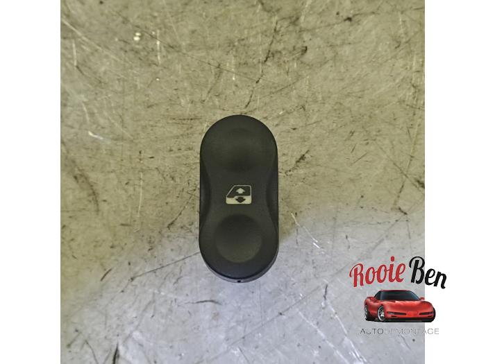 Usados Interruptor de ventanilla eléctrica Dacia Duster (HS) 1.6 16V LPG Precio € 10,00 Norma de margen ofrecido por Rooie Ben autodemontage