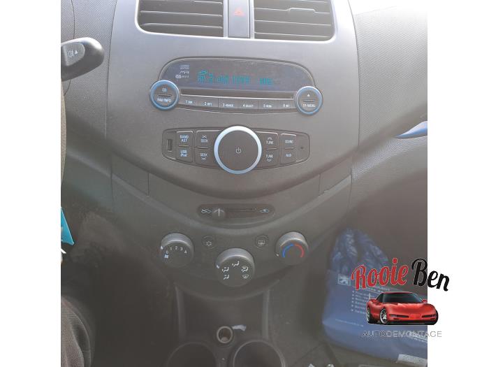 Używane Radio Chevrolet Spark (M300) 1.0 16V Bifuel Cena € 50,00 Procedura marży oferowane przez Rooie Ben autodemontage