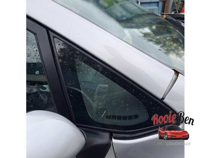 Usados Ventanilla triangular derecha delante Toyota Auris (E15) 1.8 16V HSD Full Hybrid Precio € 50,00 Norma de margen ofrecido por Rooie Ben autodemontage