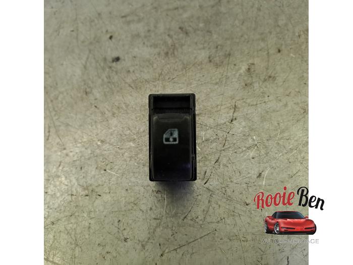 Usados Interruptor de ventanilla eléctrica Chevrolet Spark (M300) 1.0 16V Bifuel Precio € 20,00 Norma de margen ofrecido por Rooie Ben autodemontage