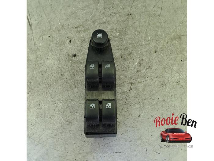 Usados Interruptor combinado de ventanillas Chevrolet Spark (M300) 1.0 16V Bifuel Precio € 20,00 Norma de margen ofrecido por Rooie Ben autodemontage