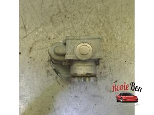 Drosselklappengehäuse van een Citroën DS3 (SA) 1.6 e-HDi 2012