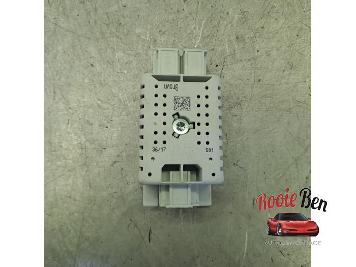 Usagé Radio divers Volkswagen Golf VII (AUA) 2.0 R 4Motion 16V Prix € 10,00 Règlement à la marge proposé par Rooie Ben autodemontage