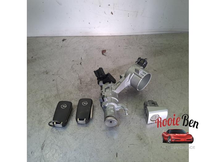 Używane Stacyjka + Kluczyk Opel Astra J Sports Tourer (PD8/PE8/PF8) 1.4 Turbo 16V Cena € 100,00 Procedura marży oferowane przez Rooie Ben autodemontage