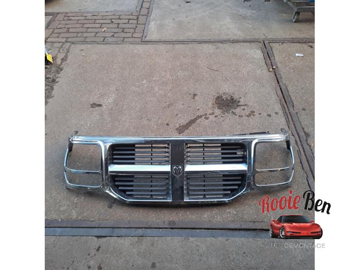 Używane Grill Dodge Nitro 3.7 STX V6 4x4 Autom. Cena € 200,00 Procedura marży oferowane przez Rooie Ben autodemontage