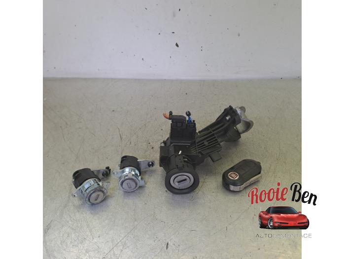 Używane Stacyjka + Kluczyk Fiat Doblo Cargo (263) 1.3 MJ 16V DPF Euro 5 Cena € 100,00 Procedura marży oferowane przez Rooie Ben autodemontage