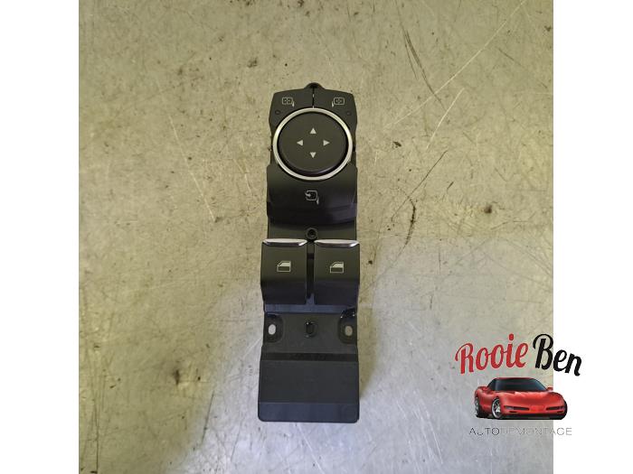 Usados Interruptor combinado de ventanillas Ford Fiesta 7 1.0 EcoBoost 12V 100 Precio € 50,00 Norma de margen ofrecido por Rooie Ben autodemontage