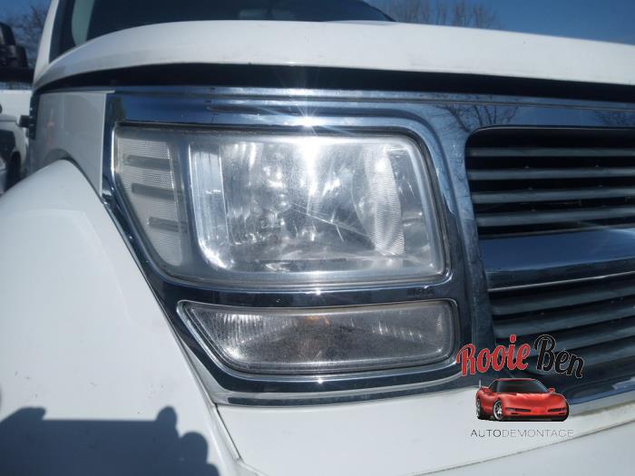 Używane Reflektor prawy Dodge Nitro 2.8 CRD 16V 4x2 Cena € 100,00 Procedura marży oferowane przez Rooie Ben autodemontage