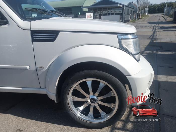 Używane Blotnik prawy przód Dodge Nitro 2.8 CRD 16V 4x2 Cena € 200,00 Procedura marży oferowane przez Rooie Ben autodemontage