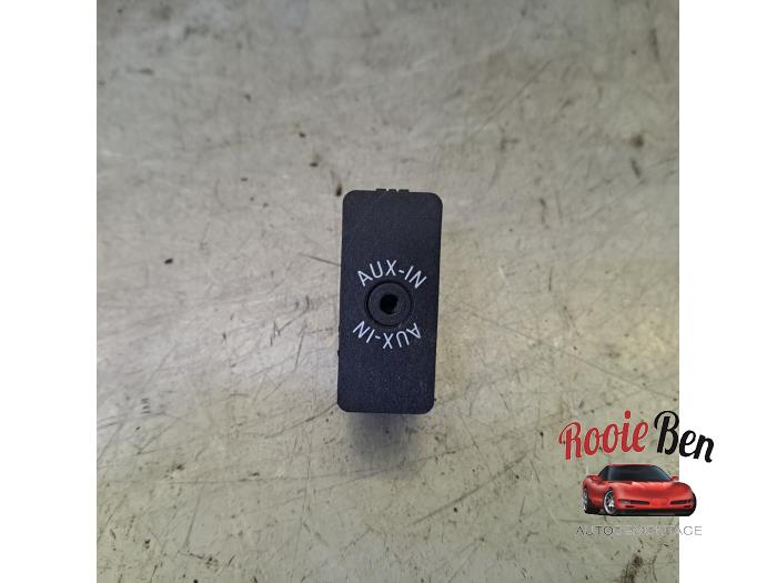 Używane Zlacze AUX/USB Mini Mini (R56) 1.6 16V One Cena € 30,00 Procedura marży oferowane przez Rooie Ben autodemontage