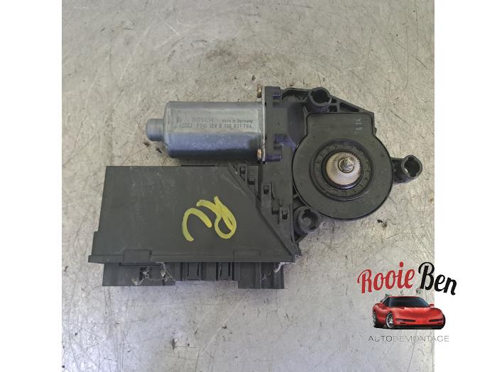 Usados Motor de ventanilla de puerta Porsche Cayenne (9PA) 4.5 S V8 32V Precio € 25,00 Norma de margen ofrecido por Rooie Ben autodemontage