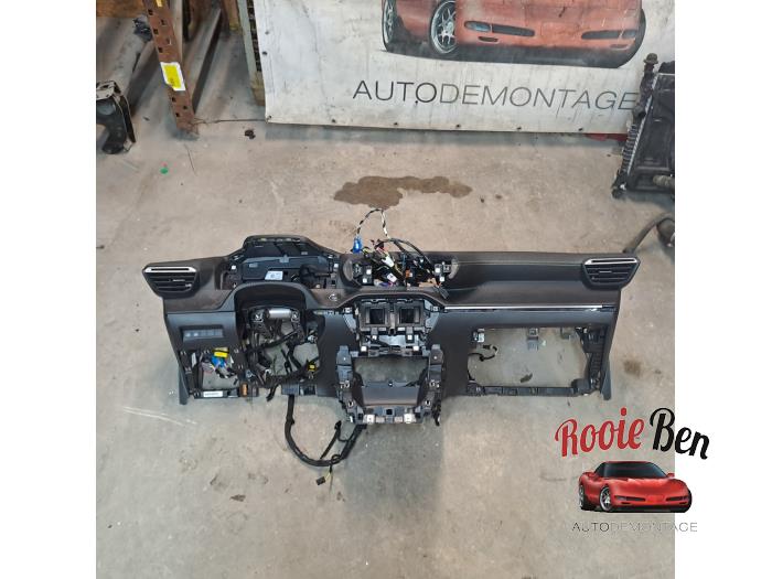 Używane Panel Peugeot 208 II (UB/UH/UP) 1.2 Vti 12V PureTech 130 Cena na żądanie oferowane przez Rooie Ben autodemontage