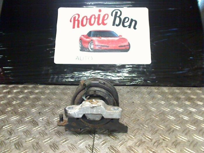 Used Engine mount Chrysler Voyager/Grand Voyager (RG/RS) 2.8 CRD 16V Autom. Price € 25,00 Margin scheme offered by Rooie Ben autodemontage