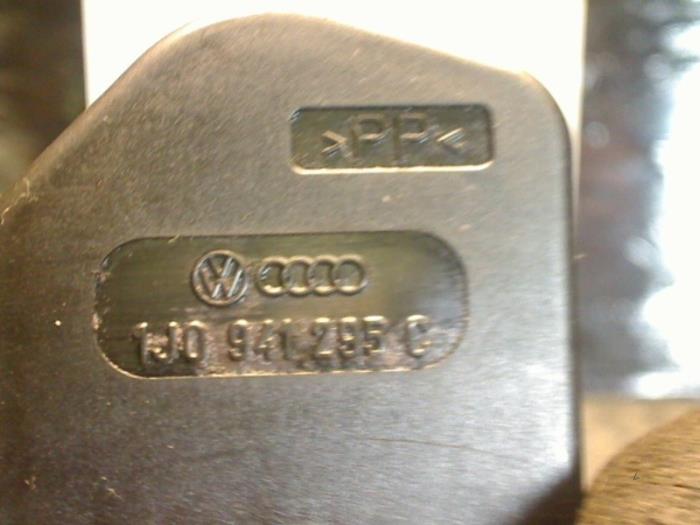 Scheinwerfermotor van een Volkswagen Polo III (6N2) 1.4 16V 75 2000