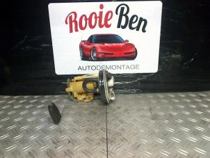 Usados Bomba de gasolina mecánica Renault Twingo (C06) 1.2 Precio € 25,00 Norma de margen ofrecido por Rooie Ben autodemontage