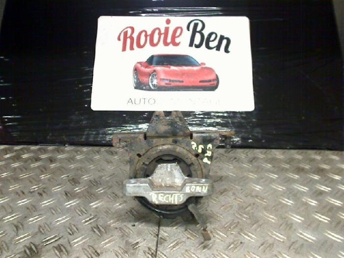 Used Engine mount Chrysler Voyager/Grand Voyager (RG/RS) 2.5 CRD 16V Price € 20,00 Margin scheme offered by Rooie Ben autodemontage