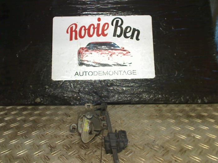 Bonnet lock mechanism from a Fiat Stilo (192A/B) 1.2 16V 2002