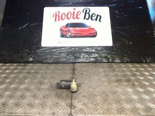 Używane Pompa spryskiwacza przód Volkswagen Golf III (1H1) 1.6 CL Cena € 5,00 Procedura marży oferowane przez Rooie Ben autodemontage
