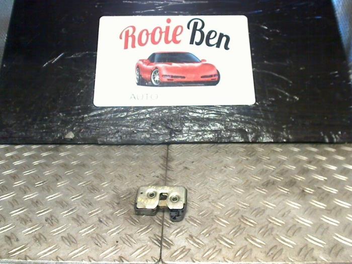 Receptor de cerradura portón trasero de un Volkswagen Golf III (1H1) 1.6 CL 1997