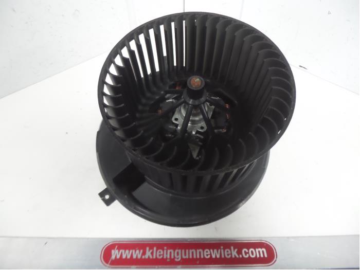 Heating and ventilation fan motor from a Seat Leon (1P1) 2.0 TFSI 16V 2006