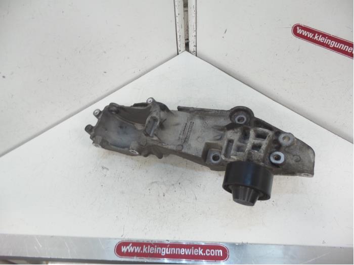 Alternator lower bracket Renault Master IV 2.3 dCi 16V - 117103585R