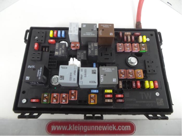 Fuse box Opel Zafira Tourer 1.4 Turbo 16V Ecotec 13368639