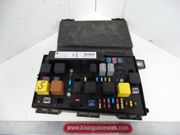 Fuse box Opel Zafira 1.8 16V Ecotec 13206754 HELLA