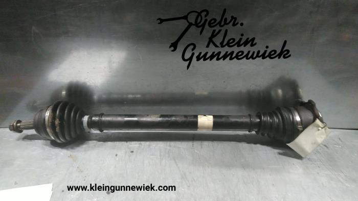 Front drive shaft, right from a Volkswagen Passat 1996