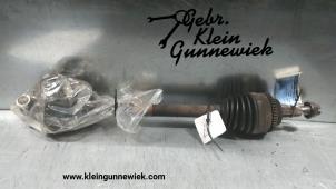 Usagé Arbre de transmission avant gauche Renault Kangoo Prix € 60,00 Règlement à la marge proposé par Gebr.Klein Gunnewiek Ho.BV