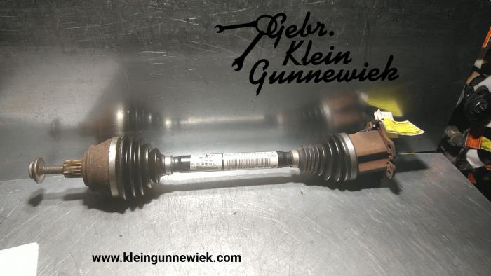 Front drive shaft, right from a Volkswagen Phaeton 2009
