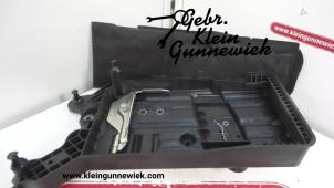 Gebrauchte Batterieträger Volkswagen Touran Preis € 30,00 Margenregelung angeboten von Gebr.Klein Gunnewiek Ho.BV