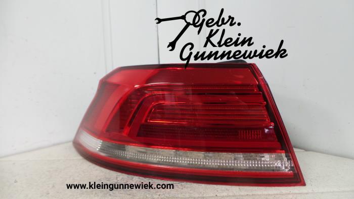 Luz trasera izquierda de un Volkswagen Passat 2015
