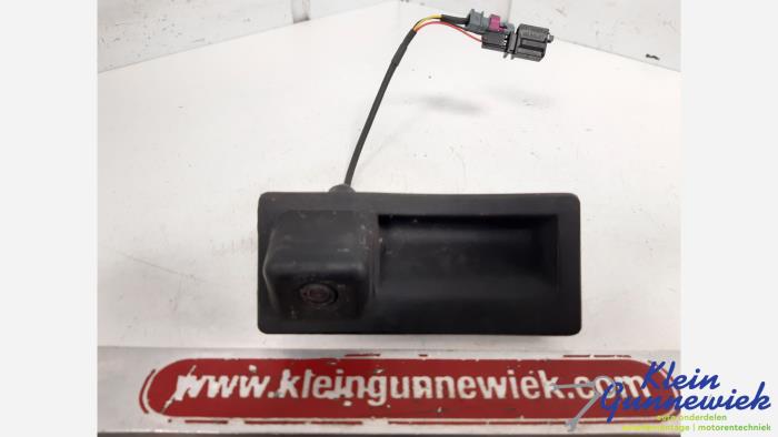 Tailgate handle with camera
