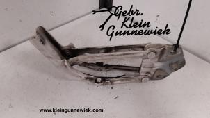 Usagé Charnière capot Volkswagen Caddy Prix € 25,00 Règlement à la marge proposé par Gebr.Klein Gunnewiek Ho.BV