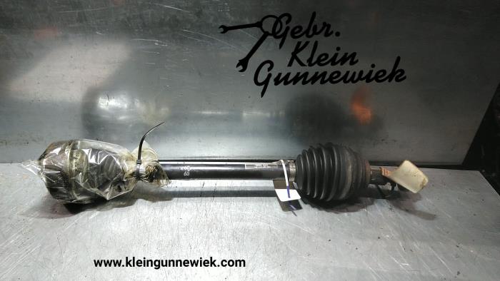 Front drive shaft, left from a Volkswagen Golf 2007