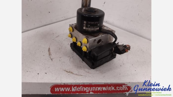 Używane Pompa ABS Volkswagen Golf Cena € 20,00 Procedura marży oferowane przez Klein Gunnewiek Autodemontage & Motorentechniek