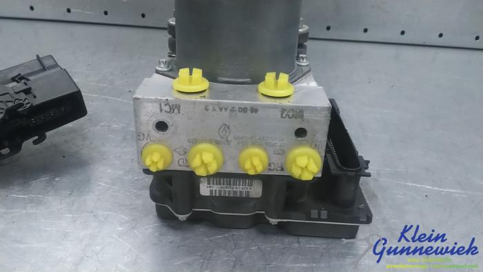 Begagnade ABS-pump Renault Clio Pris € 24,00 Marginaltabell erbjuds av Klein Gunnewiek Autodemontage & Motorentechniek