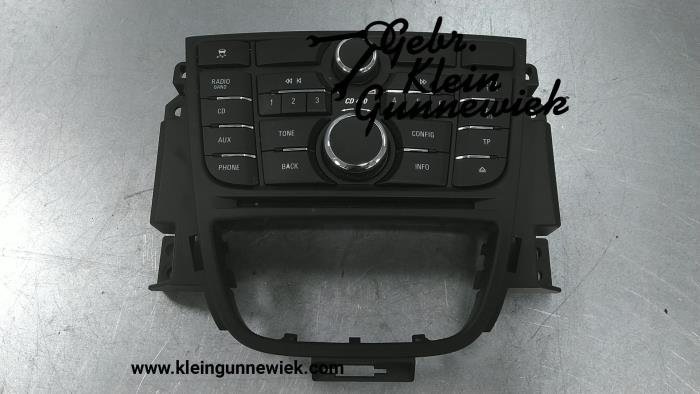 Panel de control de radio de un Opel Astra 2012