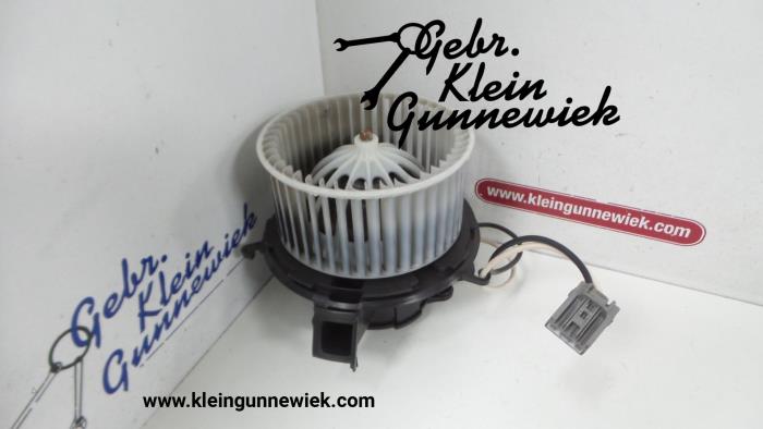 Heating and ventilation fan motor from a Opel Zafira 2018