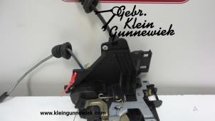 Usagé Serrure portière mécanique 2portes droite Volkswagen Polo Prix € 20,00 Règlement à la marge proposé par Gebr.Klein Gunnewiek Ho.BV
