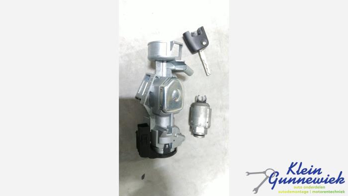 Używane Stacyjka + Kluczyk Ford Focus Cena € 30,00 Procedura marży oferowane przez Klein Gunnewiek Autodemontage & Motorentechniek