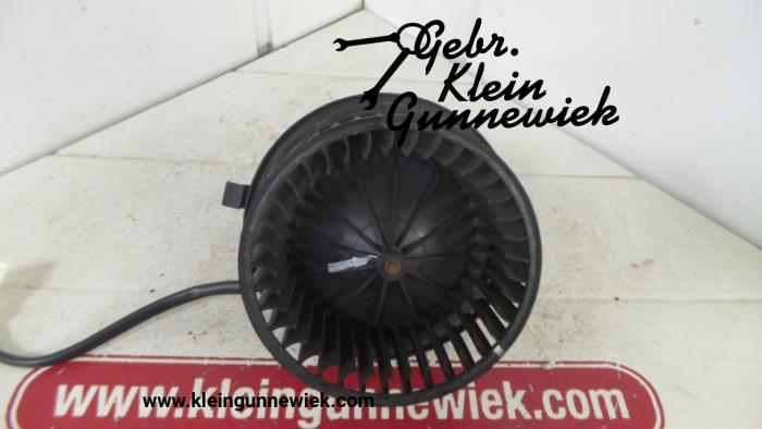 Heating and ventilation fan motor from a Volkswagen Bestel 1999