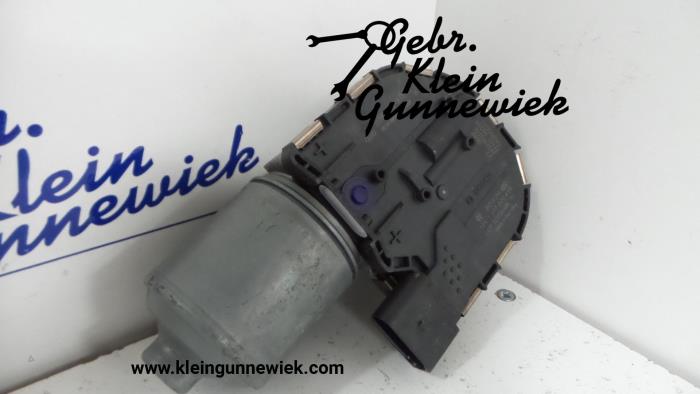 Front wiper motor from a Audi Q3 2013