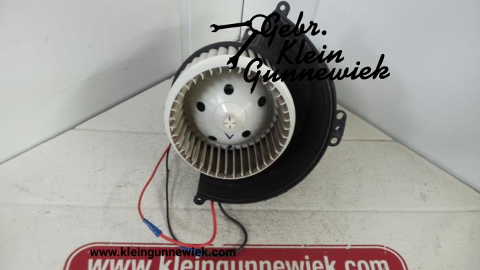Heating and ventilation fan motor from a Opel Astra 2006
