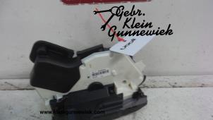 Gebrauchte Türschlossmechanik 4-türig rechts vorne Volkswagen Passat Preis € 50,00 Margenregelung angeboten von Gebr.Klein Gunnewiek Ho.BV