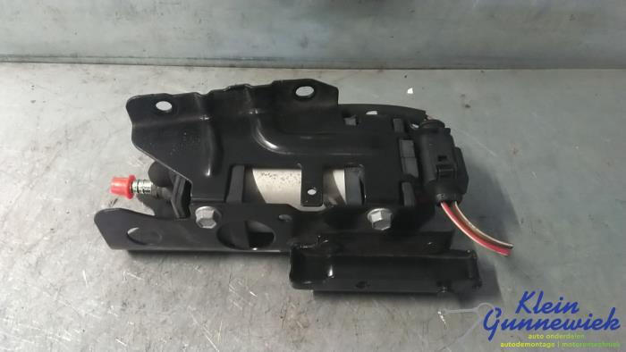 Usagé Pompe carburant électrique Volkswagen Passat Prix € 22,00 Règlement à la marge proposé par Klein Gunnewiek Autodemontage & Motorentechniek