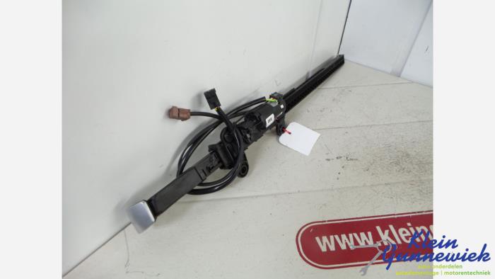 Seatbelt adjustment motor